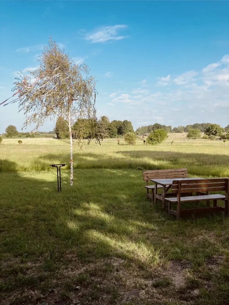 Holz-Sitzgruppe auf einer Wiese im offenen Feld bei Kirchhellen.